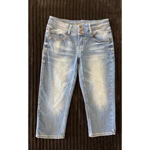 Revolt Women's Size 6 Medium Wash Capri Stretchy Jeans
